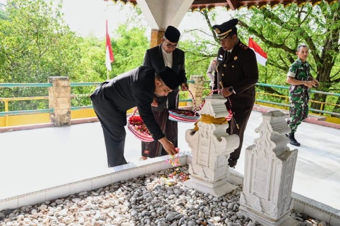 Pj Bupati Aceh Besar Muhammad Iswanto tabur bunga saat berziarah di Makam Pahlawan Nasional Laksamana Malahayati dalam rangkaian HUT ke-79 RI di Gampong Lamreh, Kecamatan Mesjid Raya, Kamis (15/8). (FOTO/MC ACEH BESAR)