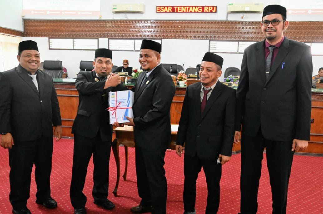 Pj Bupati Aceh Besar Muhammad Iswanto menyerahkan dokumen Perubahan KUA-PPAS Aceh Besar 2024 kepada Wakil Ketua II DPRK Aceh Besar, Zulfikar Aziz di Ruang Rapat Paripuna DPRK Aceh Besar, Jum'at (16/8). Foto: For Infoaceh.net