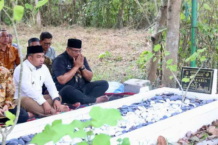 Pj Gubernur Aceh Dr Safrizal ZA didampingi Pj Bupati Aceh Besar Muhammad Iswanto, berziarah ke makam ayahnya almarhum Zakaria bin Ali di Gampong Reudeup, Montasik, Aceh Besar, Sabtu (24/8/2024). Foto: Istimewa