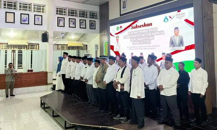 Ketua Umum PW KB PII Provinsi Aceh, Dr Muslem Yacob melantik pengurus PD KB-PII Kabupaten Pidie masa bakti 2024 - 2028, Sabtu malam (31/8) di Oproom Kantor Bupati Pidie. (Foto: For Infoaceh.net)