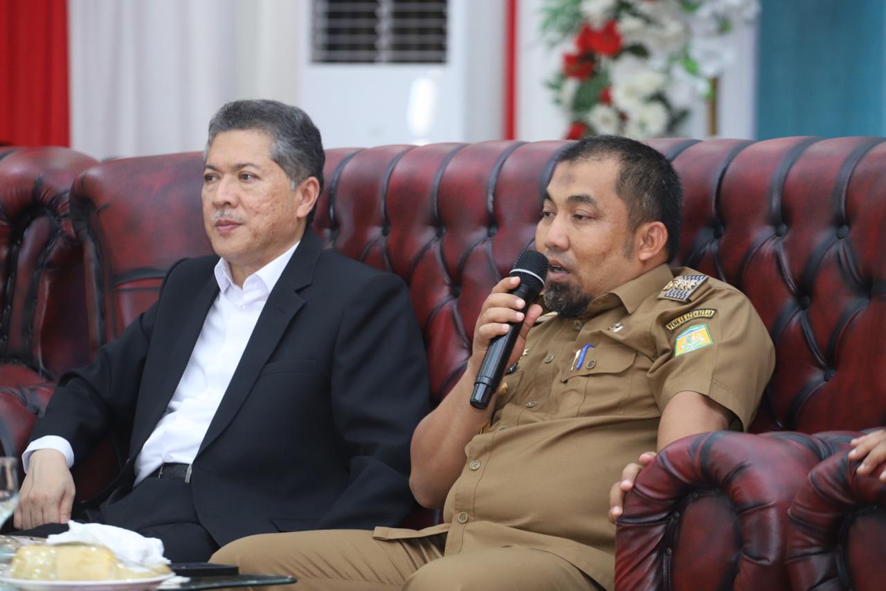 Pj Bupati Aceh Besar Muhammad Iswanto menyampaikan sambutan pada pembukaan Duek Pakat Tokoh Pendidikan Aceh Rayeuk di aula SKB Kota Jantho, Senin (2/9/2024). (FOTO: PROKOPIM PEMKAB ACEH BESAR)