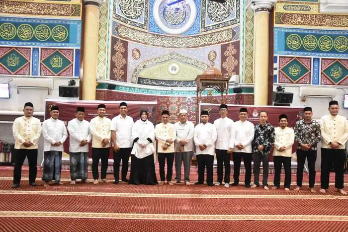 Empat bakal pasangan calon Wali Kota/Wakil Wali Kota Banda Aceh dinyatakan lulus uji mampu baca Al-Qur'an di Masjid Oman Al-Makmur Banda Aceh, Rabu (4/9). (Foto: Dok. KIP Banda Aceh)