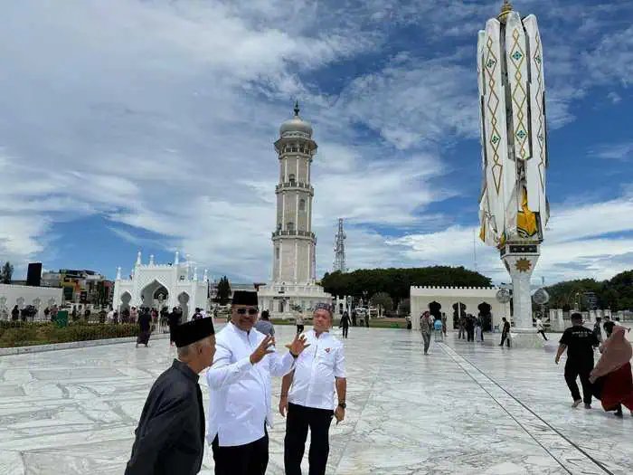Pj Gubernur Aceh Safrizal melihat kondisi Masjid Raya Baiturrahman bersama Imam Besar Prof Tgk Azman Ismail usai melaksanakan shalat Jum'at di masjid itu, Jum'at (6/9/2024). (Foto: Biro Adpim Setda Aceh)