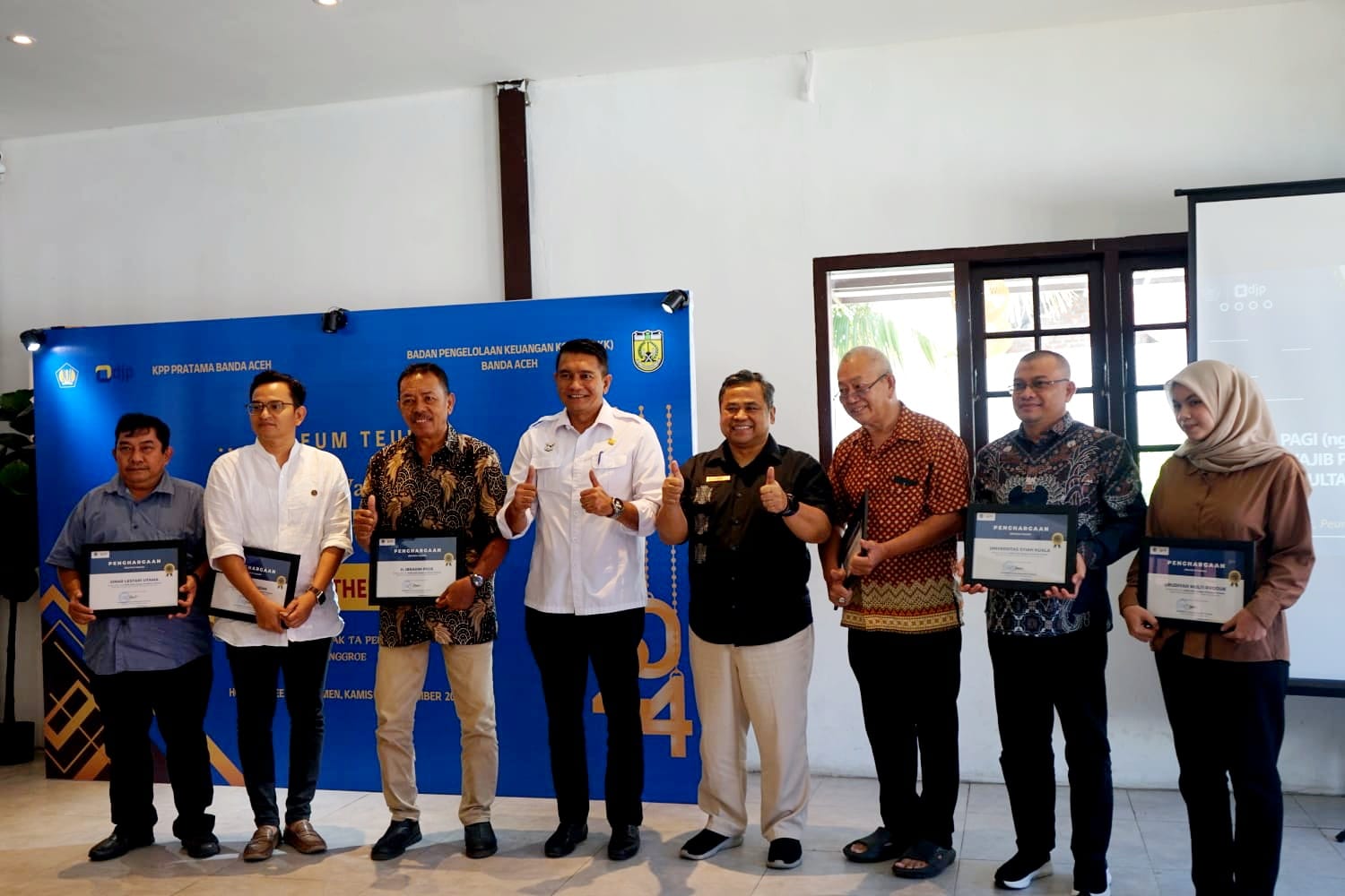 KPP Pratama Banda Aceh memberi penghargaan kepada 10 Wajib Pajak dengan kontribusi terbesar tahun 2023 yang terdiri 5 Wajib Pajak Badan dan 5 Wajib Pajak Orang Pribadi. (Foto: Dok. KPP Pratama Banda Aceh)