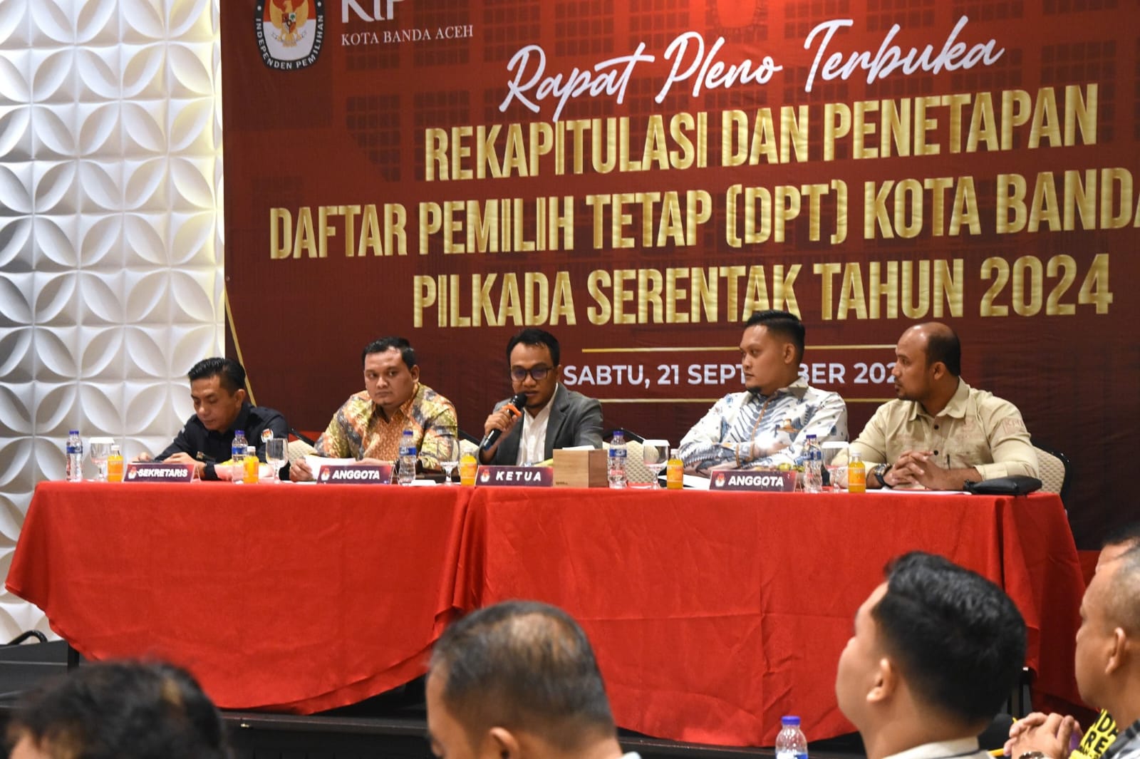Rapat Pleno penetapan Daftar Pemilih Tetap (DPT) Pilkada Kota Banda Aceh 2024, Sabtu (21/9). (Foto: For Infoaceh.net)