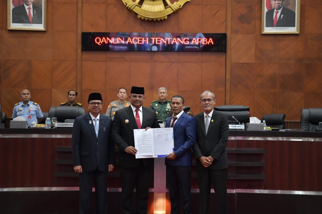 Pj Gubernur Aceh Safrizal ZA dan Ketua DPRA menandatangani Berita Acara Persetujuan Bersama terhadap Rancangan Qanun Aceh tentang APBA Tahun 2025, di Gedung Utama DPR Aceh, Selasa malam (24/9). (Foto: For Infoaceh.net)