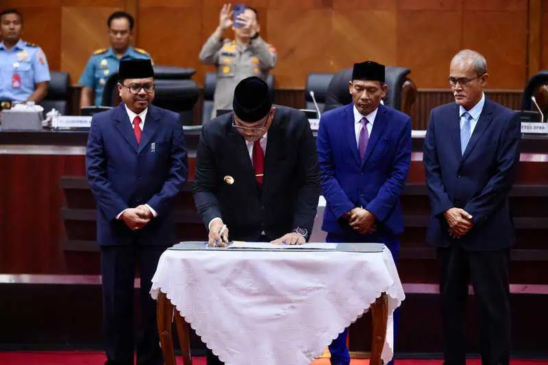 Pj Gubernur Aceh Safrizal ZA menandatangani Berita Acara Persetujuan Bersama terhadap Rancangan Qanun Aceh tentang Perubahan APBA 2024, disaksikan Ketua DPRA Zulfadli dan Plh Sekda Aceh Azwardi Abdullah di Gedung Utama DPRA, Jum'at malam (27/9). (Foto: For Infoaceh.net) | INFOACEH.net Pj Gubernur Aceh Safrizal ZA menandatangani Berita Acara Persetujuan Bersama terhadap Rancangan Qanun Aceh tentang Perubahan APBA 2024, disaksikan Ketua DPRA Zulfadli dan Plh Sekda Aceh Azwardi Abdullah di Gedung Utama DPRA, Jum'at malam (27/9). (Foto: For Infoaceh.net)