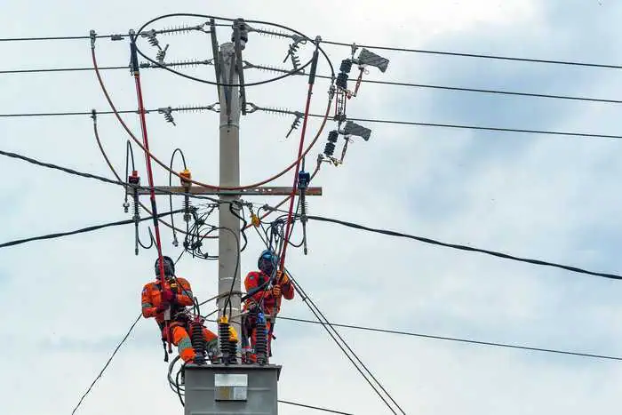 PLN UP3 Banda Aceh melakukan pekerjaan pemeliharaan jaringan di sejumlah lokasi di Kota Banda dan Aceh Besar mulai Sabtu (28/9) hingga Kamis (3/10). (Foto: Dok. PLN Aceh)