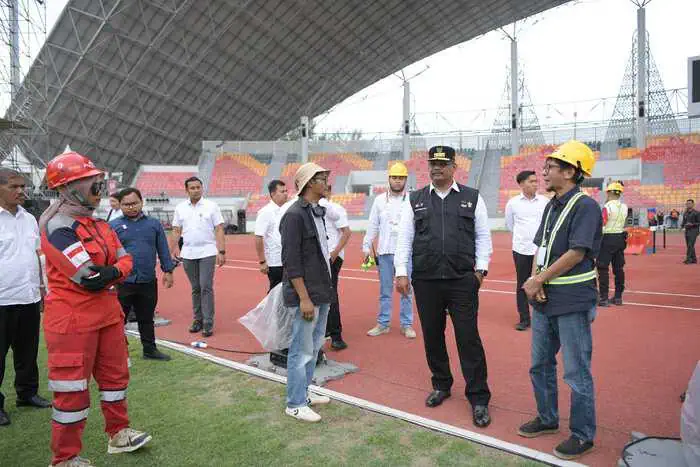 Pj Gubernur Aceh Safrizal ZA melakukan sidak guna meninjau persiapan opening ceremony PON XXI Aceh-Sumut di Stadion Harapan Bangsa (SHB) Banda Aceh, Senin (2/9). (Foto: Biro Adpim Setda Aceh)