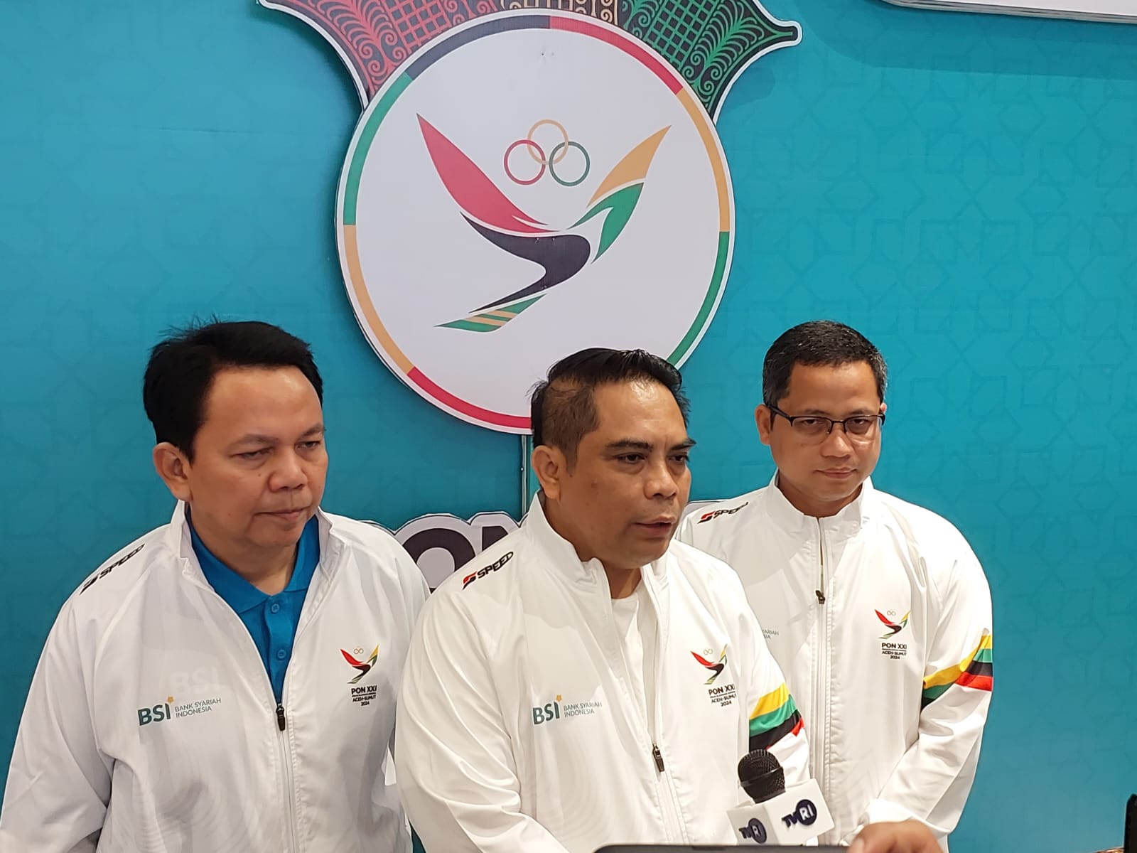 Direktur Sales & Distribution BSI Anton Sukarna didampingi Sekretaris Perusahaan BSI Wisnu Sunandar dan CEO BSI Aceh Wachjono saat menjawab wartawan di Gedung Landmark BSI Aceh di Banda Aceh, Ahad sore (8/9). (Foto: Dok. Info Aceh)