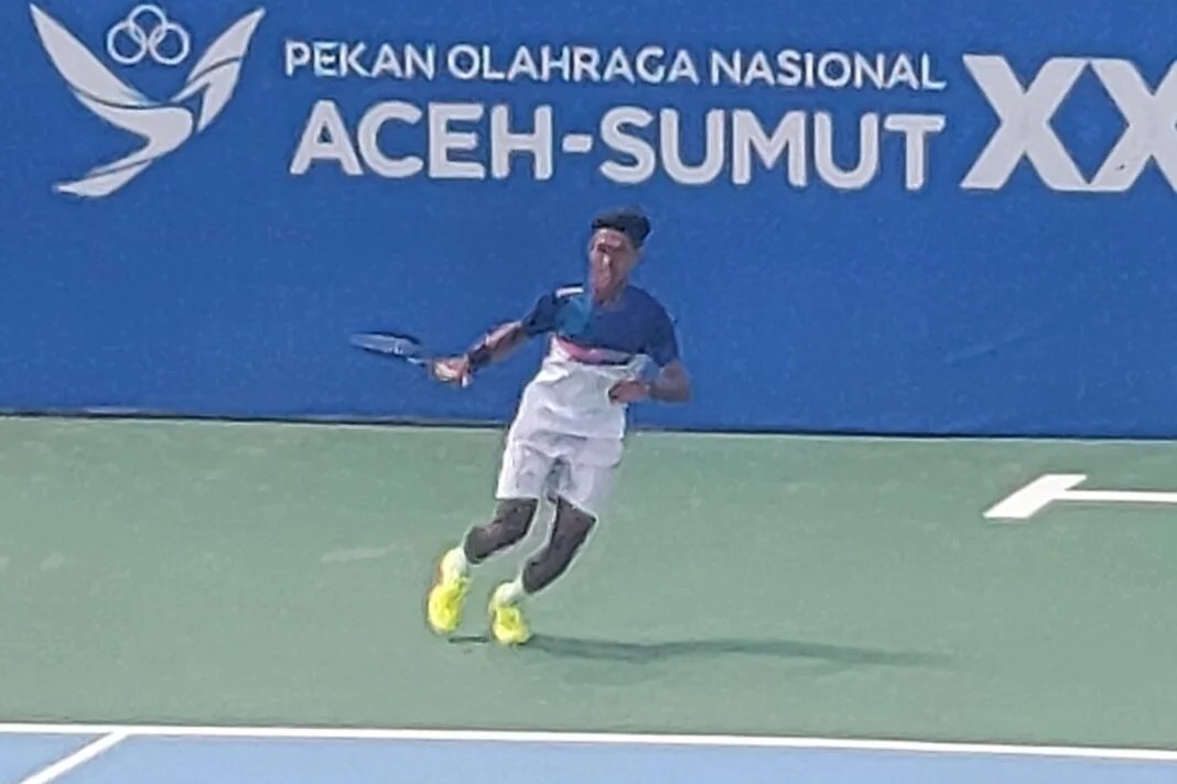 Aksi atlet tenis Aceh, Muhammad Zaid Aulia, meraih kemenangan pada pertandingan perdana Cabor Tenis PON XXI, di Venue Stadion Harapan Bangsa Banda Aceh, Ahad (8/9). (Foto: For Infoaceh.net)
