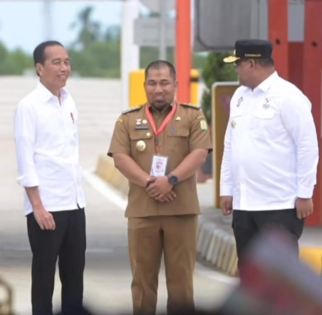 Pj Bupati Aceh Besar Muhammad Iswanto mendampingi Presiden Jokowi saat peresmian Jalan Tol Sigli-Banda Aceh (Sibanceh) di Pintu Tol Baitussalam, Aceh Besar, Senin (9/9/2024). (Foto: For Infoaceh.net)