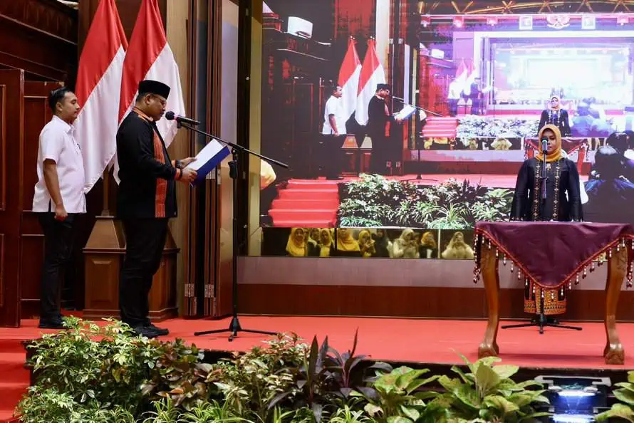 Pj Gubernur Aceh Safrizal ZA mengukuhkan Safriati sebagai Pj Ketua Dekranasda Aceh, Bunda PAUD Aceh dan Ketua Forikan Aceh di Anjong Mon Mata, Banda Aceh, Rabu (16/10/2024).