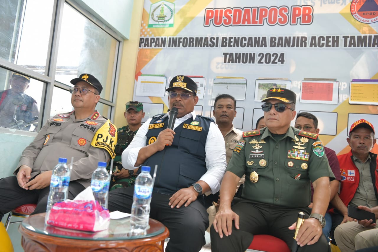 Pj Gubernur Aceh Safrizal ZA didampingi Pangdam IM Mayjen TNI Niko Fahrizal dan Kapolda Aceh Irjen Pol Achmad Kartiko memberikan arahan kepada 10 Pj Bupati/Wali Kota di Aceh yang terdampak bencana banjir, secara zoom virtual di Terminal Tipe C Kecamatan Seruway, Aceh Tamiang, Kamis (17/10). (Foto: For Infoaceh.net)