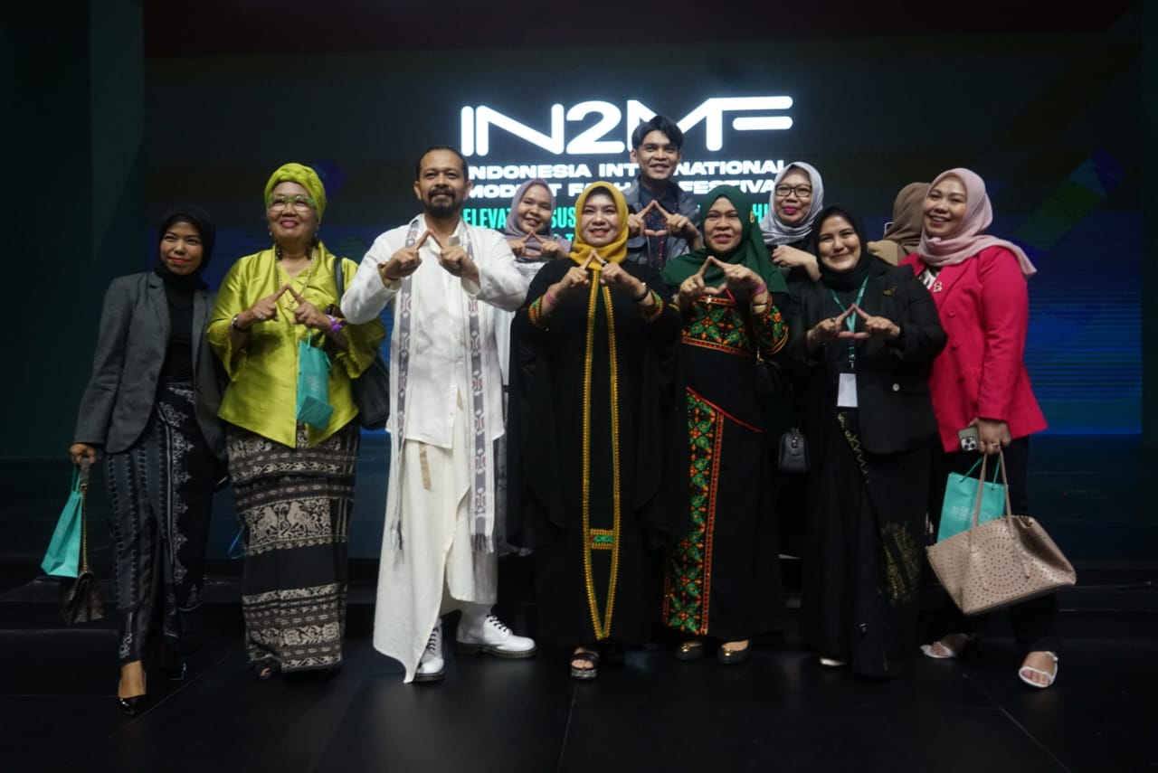IMG-20241031-WA0018 | INFOACEH.net Pj Ketua PKK Aceh Safriati didampingi Pj Ketua DWP Aceh Sukmawati bersama desainer Aceh, Khairul "Ija Kroeng" foto bersama usai penampilan segmen ketiga Indonesia Internasional Modest Fashion Festival (IN2MF), Rabu, 30 Oktober 2024. (Foto: Dok. Humas BPPA)