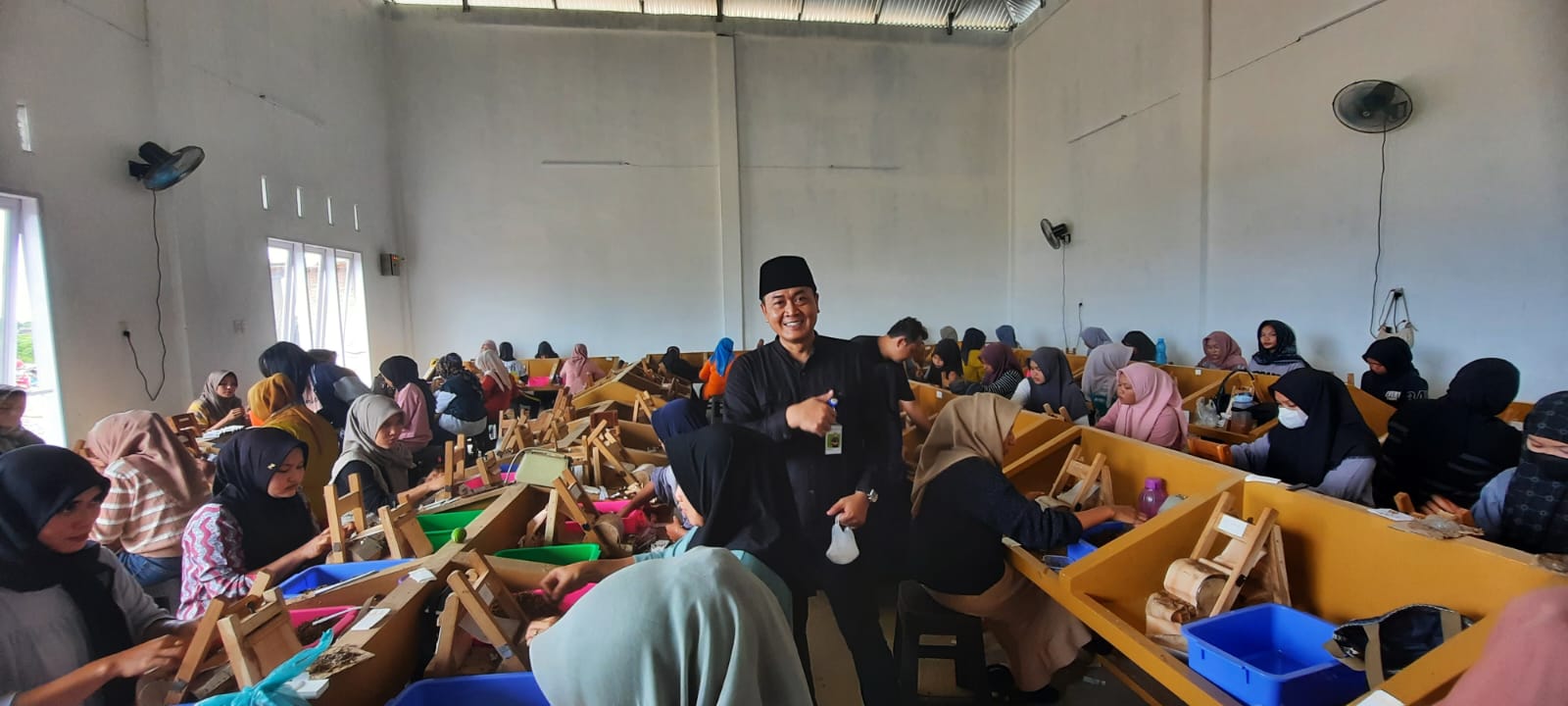 Bea Cukai Langsa mengunjungi dua pabrik rokok Surya Group di Desa Sungai Lueng, Kecamatan Langsa Timur dan UD Sentausa yang di Kecamatan Bandar Pusaka, Aceh Tamiang. | INFOACEH.net Bea Cukai Langsa mengunjungi dua pabrik rokok Surya Group di Desa Sungai Lueng, Kecamatan Langsa Timur dan UD Sentausa yang di Kecamatan Bandar Pusaka, Aceh Tamiang.