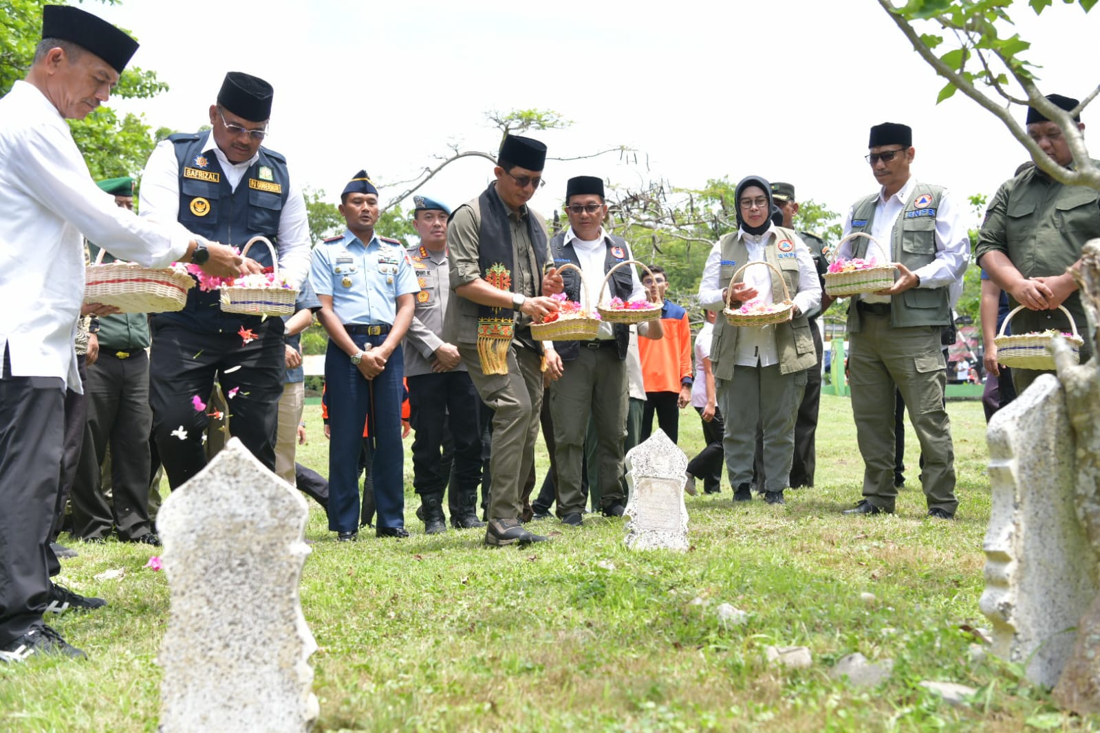 Pj Gubernur Aceh Safrizal ZA mendampingi Kepala BNPB Letjen TNI Suharyanto, ziarah dan tabur bunga di di Kuburan Massal Tsunami, Ulee Lheue, Banda Aceh, pada Peringatan Bulan Pengurangan Risiko Bencana (PRB) 2024, Rabu (9/10). (Foto: For Infoaceh.net)