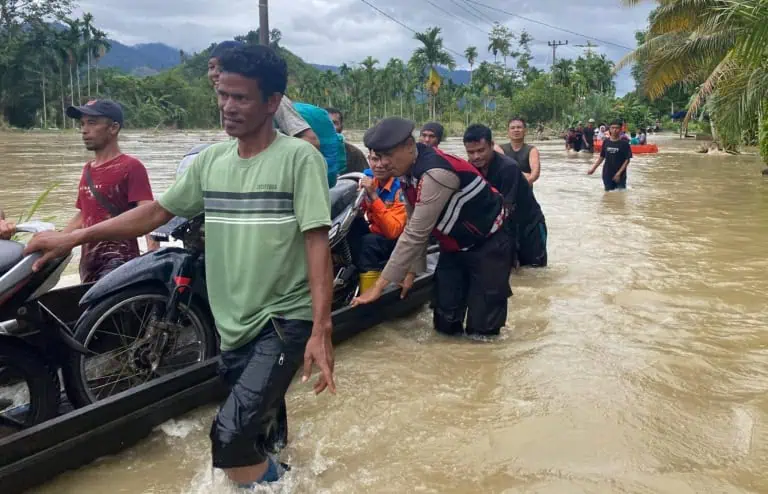 Evakuasi korban banjir yang melanda wilayah Kabupaten Aceh Selatan dengan ketinggian genangan air mencapai 1 meter.
