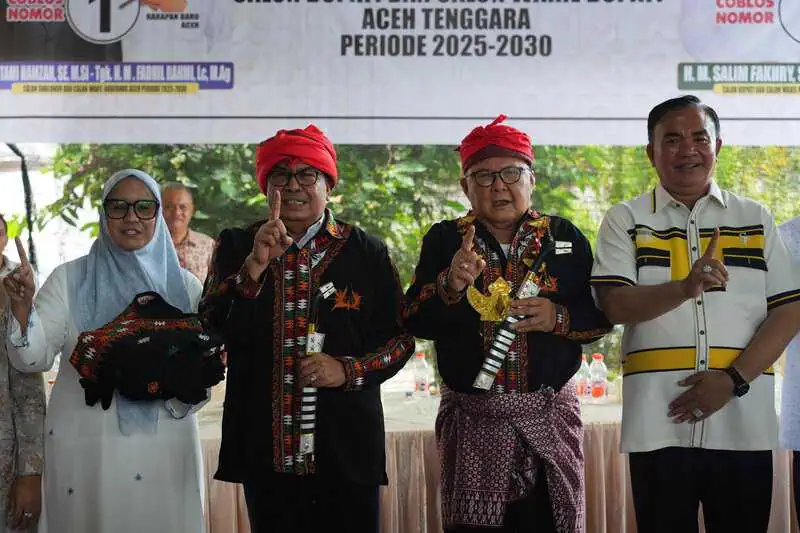 Calon Gubernur Aceh nomor urut 01 Bustami Hamzah dan istrinya Mellani Subarni dinobatkan sebagai warga kehormatan Alas