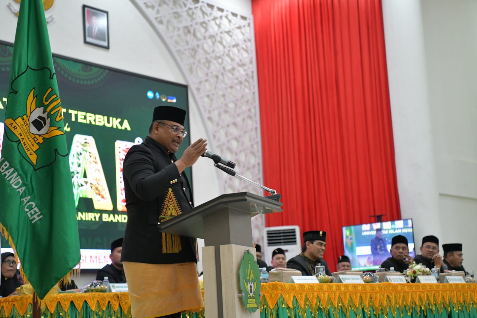 IMG-20241101-WA0010 | INFOACEH.net Pj. Gubernur Aceh Safrizal ZA menyampaikan sambutan pada Milad ke-61 UIN Ar-Raniry di Auditorium Prof Ali Hasjmy, Darussalam, Banda Aceh, Kamis (31/10). (Foto: Biro Adpim Setda Aceh)