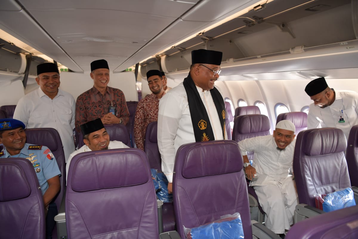 IMG-20241101-WA0033 | INFOACEH.net Pj Gubernur Aceh Safrizal ZA meresmikan penerbangan jamaah umrah perdana Citilink Indonesia via Aceh, di VVIP Bandara SIM, Blang Bintang, Aceh Besar, Jum'at (1/11/2024). (Foto: For Infoaceh.net)