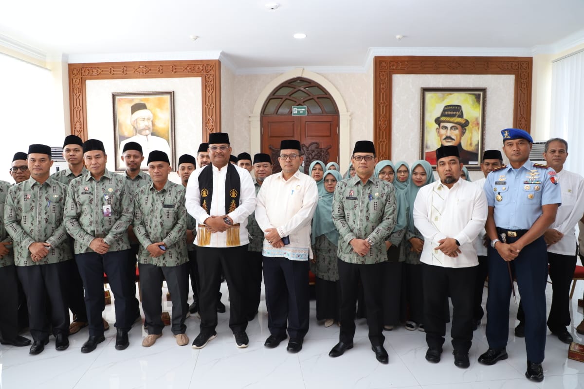 Pj Gubernur Aceh Safrizal ZA melepas keberangkatan 26 kafilah MTQ VII Korpri Aceh ke Palangkaraya, Kalimantan Tengah di Ruang VVIP Bandara SIM, Blang Bintang, Aceh Besar, Jum'at (1/11/2024).