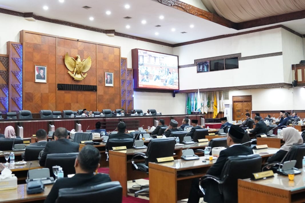 Rapat Paripurna DPRA yang dipimpin Wakil Ketua Salihin dengan agenda Pengumuman Fraksi-Fraksi DPRA Masa Jabatan 2024-2029, di Gedung Utama DPRA Senin pagi (4/11). (Foto: Dok. Humas DPRA)