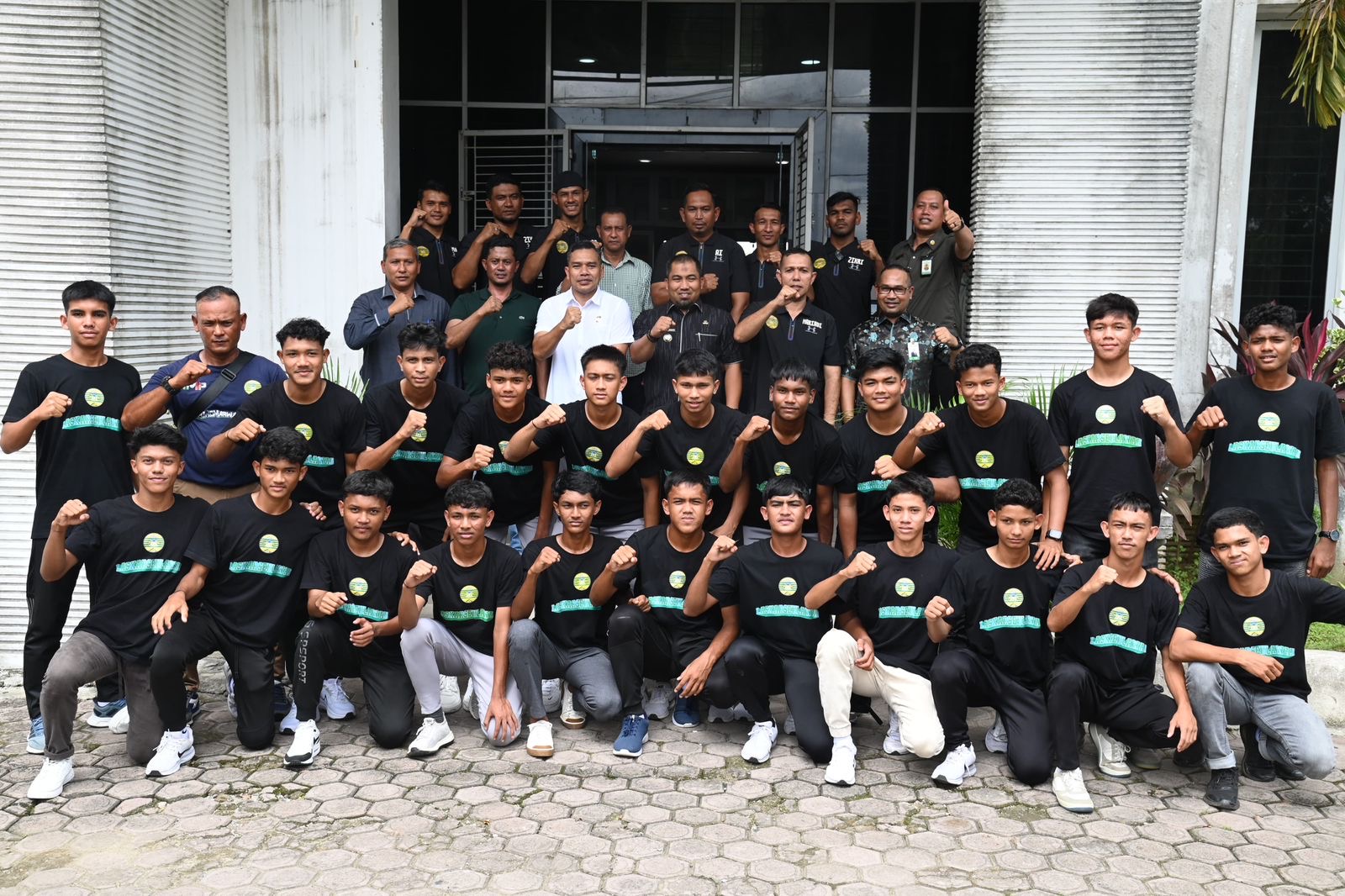 Pj Bupati Aceh Besar Muhammad Iswanto, Ketua DPRK Aceh Besar Abdul Mucthi, foto bersama pemain PSAB U-17 berangkat ke Piala Soeratin Solo, Jawa Tengah,bKamis (5/12/2024) siang, di halaman Gedung Dekranasda Aceh Besar. (FOTO: MC ACEH BESAR)