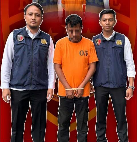 Satreskrim Polres Nagan Raya meringkus seorang pria pelatih sepak bola berinisial EK (51) yang juga pegawai honorer di kabupaten setempat. (Foto: Dok. Polres Nagan Raya)