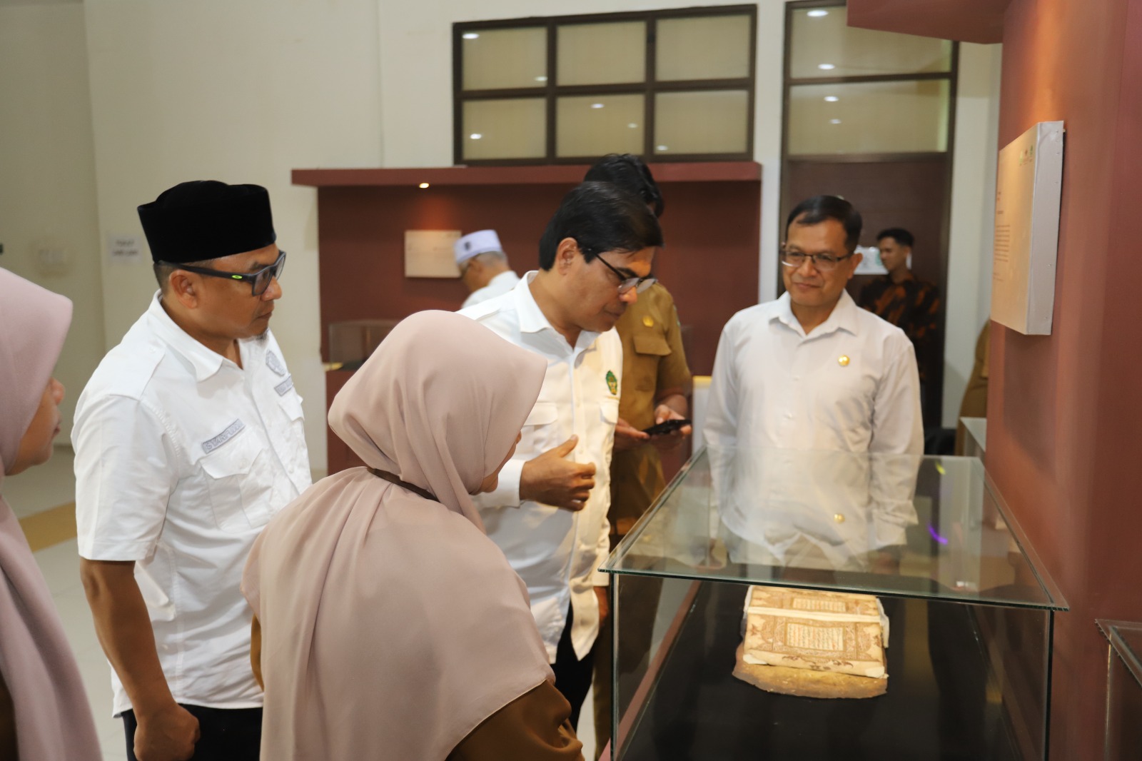 Rektor UIN Ar-Raniry Prof Dr Mujiburrahman saat membuka pameran keliling koleksi Museum Aceh di Museum UIN Ar-Raniry, Senin (2/12/2024). (Foto: For Infoaceh.net)