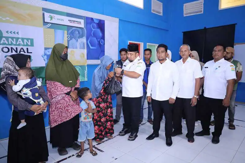 IMG-20241219-WA0008 | INFOACEH.net Pj Bupati Aceh Besar Muhammad Iswanto menyerahkan bansos bagi masyarakat kurang mampu, kelompok rentan dan keluarga rentan stunting, di Kantor Camat Blang Bintang, Rabu (18/12)