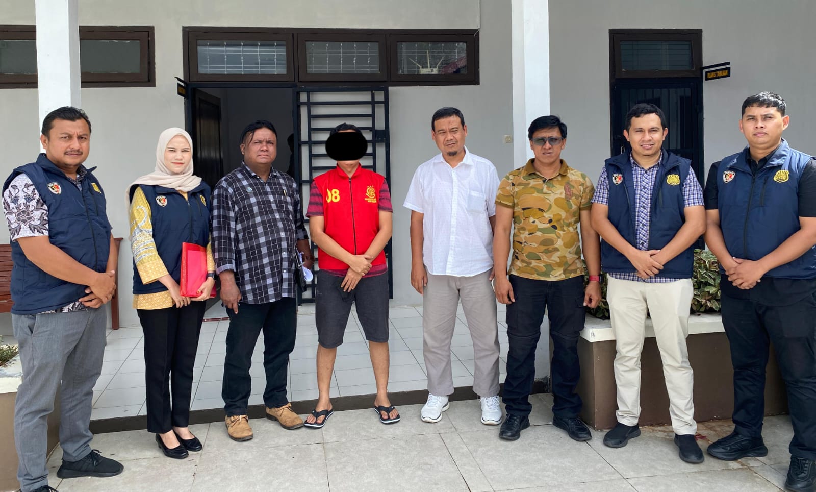 IMG-20241221-WA0012 | INFOACEH.net Penyidik Subdit 2 Fismondev Ditreskrimsus Polda Aceh menyerahkan oknum karyawan BSI KCP Lhoknga tersangka kasus penyalahgunaan dana nasabah dan pencatatan palsu, ke Kejari Aceh Besar, Jum'at (20/12). (Foto: For Infoaceh.net)