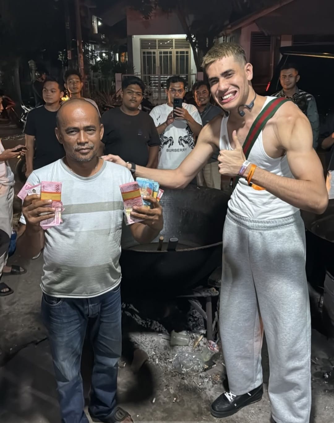 Aisar Khaled menyerahkan uang Rp 150 juta kepada warga untuk mengadakan kenduri kuah beulangong di Pantai Riting, Kecamatan Lhoknga Aceh Besar. (Foto: Instagram Aisar Khaled)