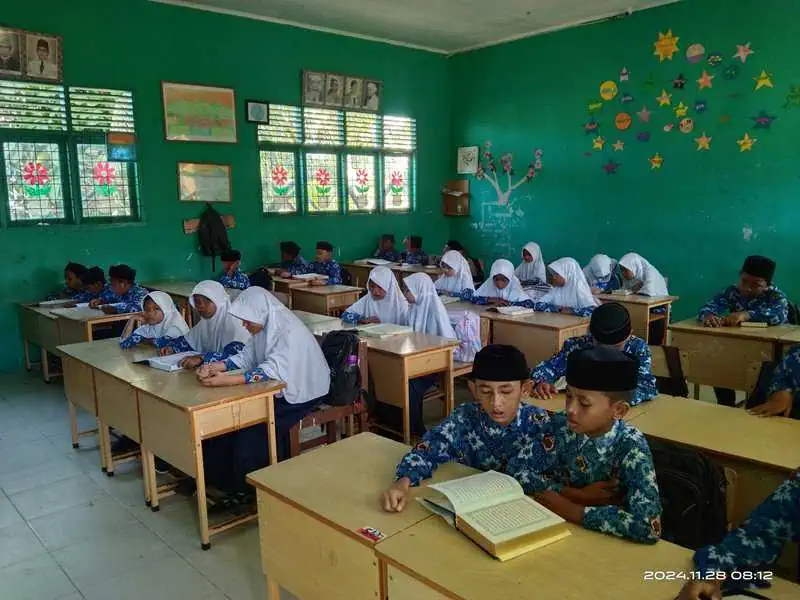 Siswa-siswi madrasah di Aceh Jaya rutin mengaji 15 menit sebelum belajar, dibimbing guru kelas di setiap jenjang mulai MI, MTs dan MA. (Foto: Kemenag Aceh Jaya)