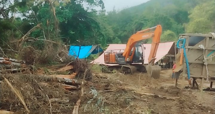 Aktivitas alat berat di lokasi tambang ilegal sepanjang sungai Kala Ili dan Gerpa, di Kecamatan Linge, Kabupaten Aceh Tengah. (Foto: For Infoaceh.net)