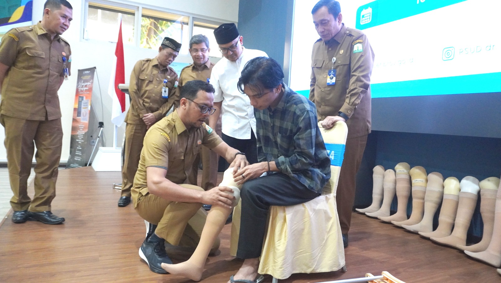 Ketua Badan BMA Mohammad Haikal bersama Direktur RSUDZA dr Isra Firmansyah melihat pemasangan kaki palsu kepada mustahik di Auditorium RSUDZA Banda Aceh, Senin (16/12).