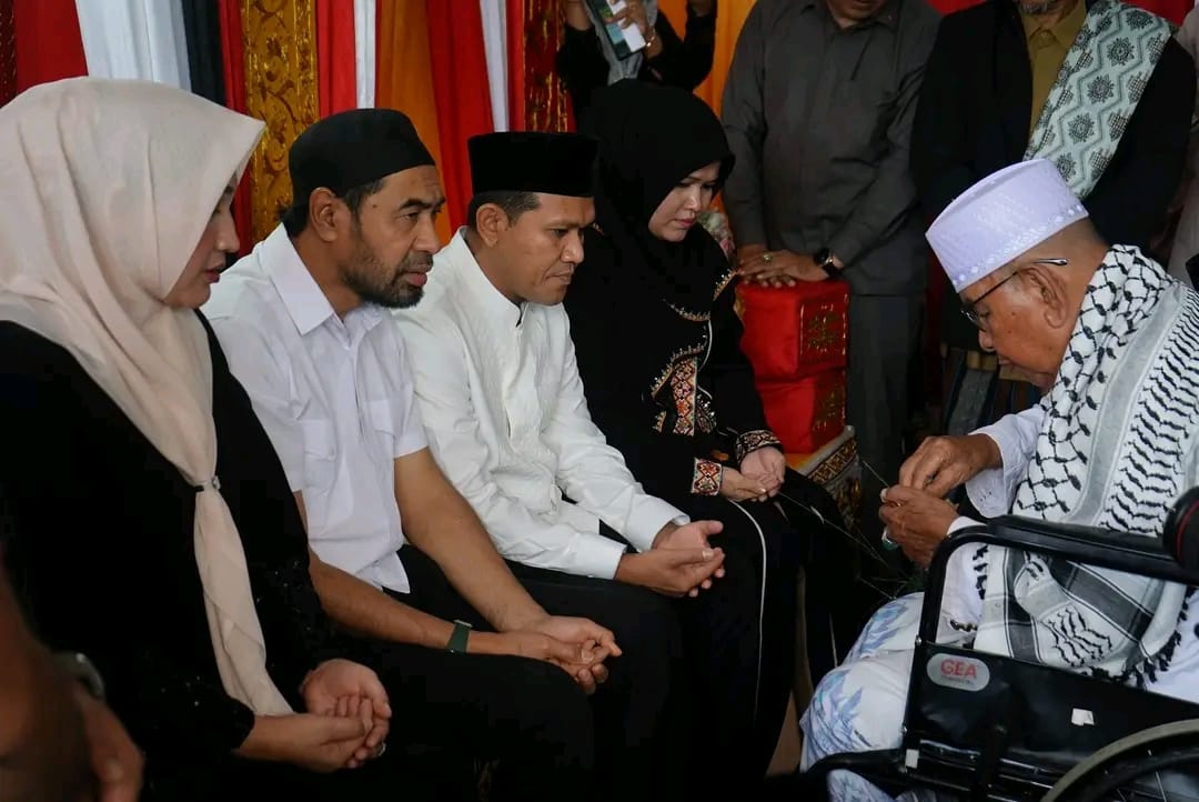 Gubernur/Wakil Gubernur Aceh terpilih Mualem-Dek Fad didampingi istri, Peusijuek di Sekretariat Badan Pemenangan Aceh, Jln. Prof Ali Hasjmy, Pango, Ulee Kareng, Banda Aceh, Ahad (19/1). (Foto: For Infoaceh.net)