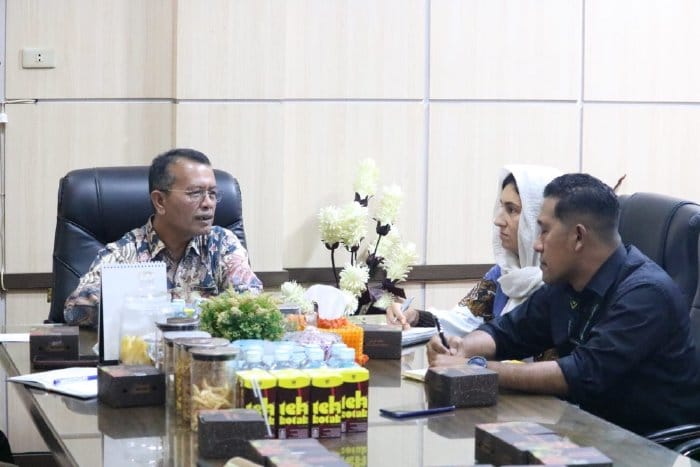 Kadis Sosial Aceh Dr Muslem Yacob menerima kunjungan perwakilan Canada Fund for Local Initiatives (CFLI) atau Koordinator Dana Kanada, Kedutaan Besar (Kedubes) Kanada untuk Indonesia di ruang kerjanya pada Kamis, 30 Januari 2025. (Foto: For Infoaceh.net)