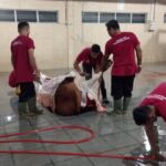 Petugas RPH melakukan proses pemotongan sapi, di Gampong Lubok Batee, Lambaro, Kecamatan Ingin Jaya, Aceh Besar, Sabtu (25/1)