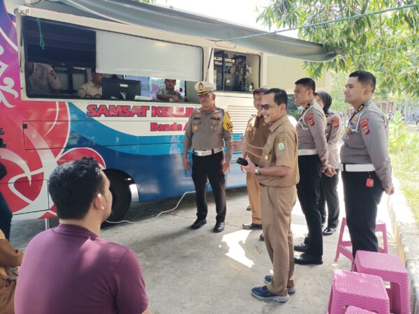 Dirlantas Polda Aceh Kombes Pol M Iqbal Alqudusy, meninjau kesiapan layanan Samsat Keliling layani perpanjangan STNK 5 tahun bersama Kabid Pendapatan BPKA Saumi Elfiza