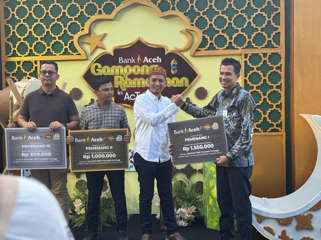 M. Hendra Supardi, Plt Dirut Bank Aceh, menyerahkan hadiah kepada 3 UMKM terbaik transaksi tertinggi QRIS Bank Aceh saat penutupan kegiatan Gampong Ramadhan in Action, Senin (17/3)