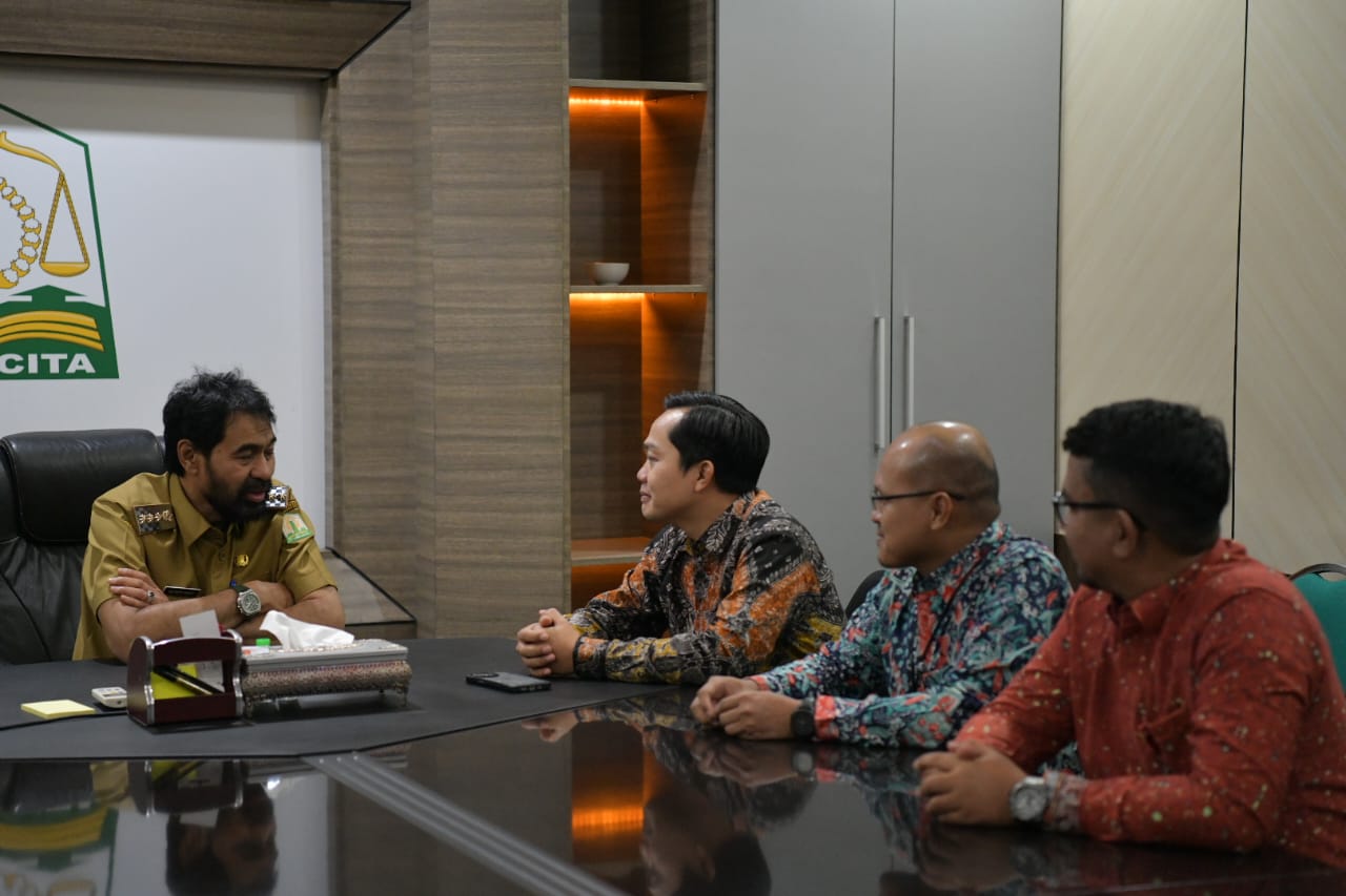 Gubernur Aceh Muzakir Manaf menerima Kepala OJK Perwakilan Aceh, Daddi Peryoga beserta jajaran di Meuligoe Gubernur Aceh, Senin (17/3)