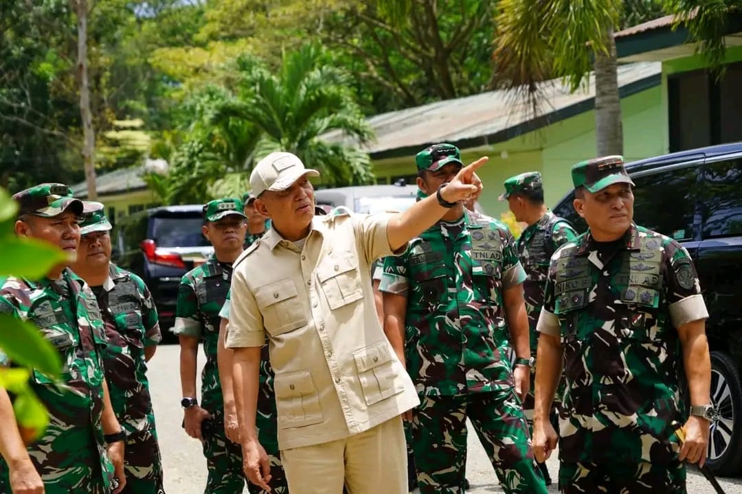 Menteri Pertahanan Sjafrie Sjamsoeddin disambut Pangdam Iskandar Muda Mayjen TNI Niko Fahrizal di Rindam IM, Mata Ie, Aceh Besar, Senin (23/3)