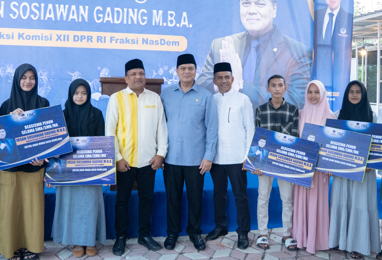 Kapoksi Komisi XII DPR RI Fraksi NasDem sekaligus Ketua DPW Partai NasDem Aceh, Irsan Sosiawan Gading memberikan beasiswa penuh kepada 30 pemuda-pemudi Aceh