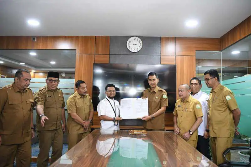 Plt Sekda Aceh M Nasir Syamaun dan Kepala Satker Prasarana Permukiman Provinsi Aceh, Larap menandatangani dokumen penyerahan pengelolaan aset venue Kolam Renang Tirta Raya dari BPPW Aceh kepada Pemerintah Aceh, di Ruang Rapat Sekda Aceh, Senin (24/3)