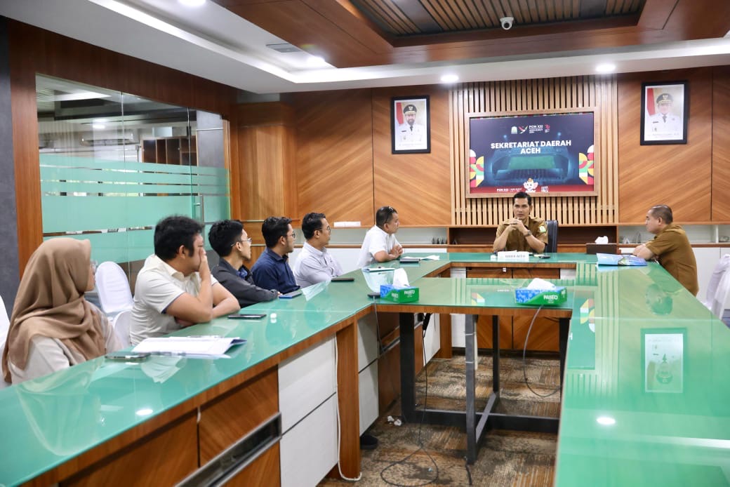 Plt Sekda Aceh M. Nasir Syamaun didampingi Kepala Inspektorat Aceh Jamaluddin menerima Exit Permit BPK di Ruang Rapat Sekda Aceh, Selasa (18/3/2025)