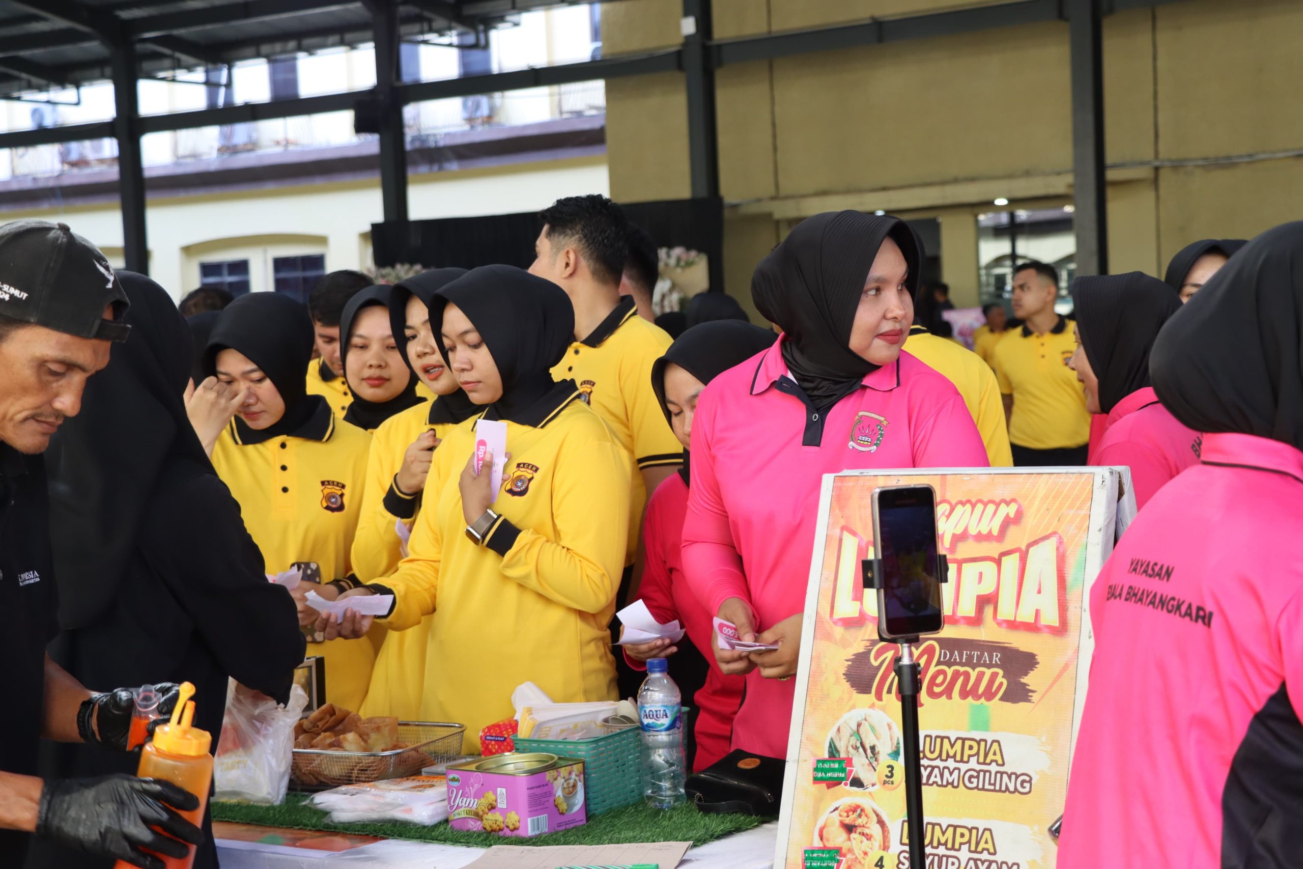 Yayasan Kemala Bhayangkari (YKB) Daerah Aceh menggelar Bazar UMKM dalam rangka memeriahkan HUT ke-45 tahun 2025