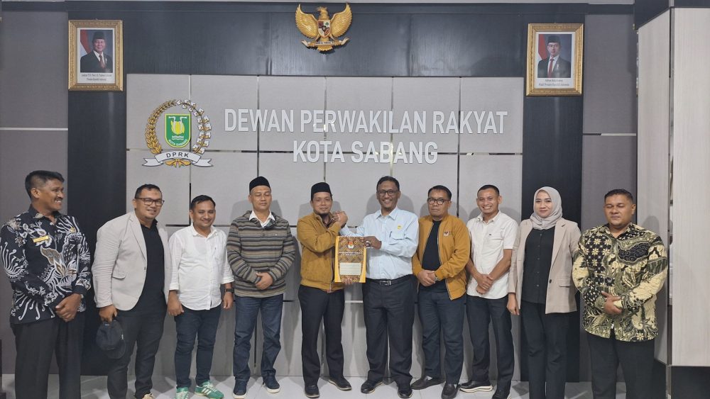 KIP Kota Sabang Jum'at malam (25/4) menyerahkan dokumen penetapan Wali Kota/Wakil Wali Kota terpilih ke DPRK Sabang