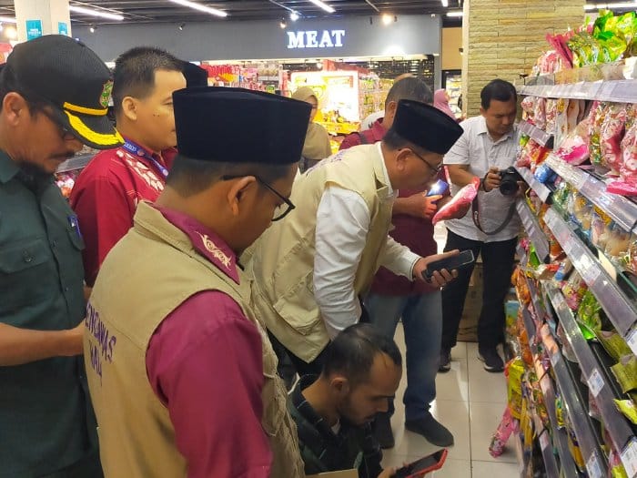 MPU Aceh melalui LPPOM menurunkan tim terpadu melakukan sidak lapangan ke sejumlah minimarket dan supermarket di Kota Banda Aceh dan Aceh Besar, Jum'at (25/4/2025)