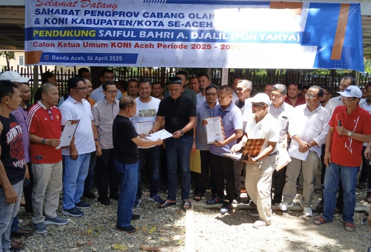 Pengprov dan KONI kabupaten/kota menyerahkan surat dukungan kepada Saiful Bahri atau Pon Yaya sebagai calon Ketua KONI Aceh, Sabtu (26/4). (Foto: For Infoaceh.net)